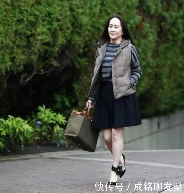  得体|孟晚舟的衣品令人折服，优雅气质得体穿搭，电子脚铐都变装饰品