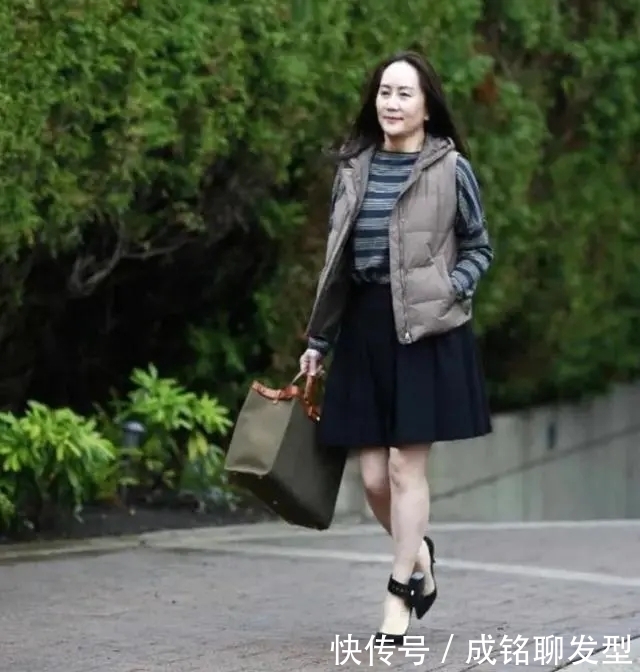 得体|孟晚舟的衣品令人折服,优雅气质得体穿搭,电子脚铐都变装饰品