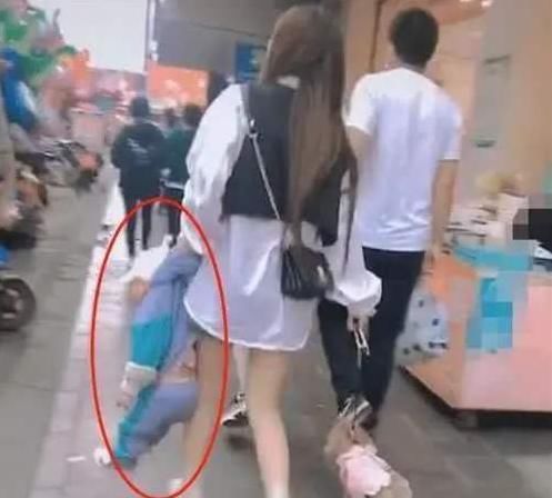 “背篓舅舅”意外走红,带娃搓麻将两不耽误,宝宝的表情太可爱