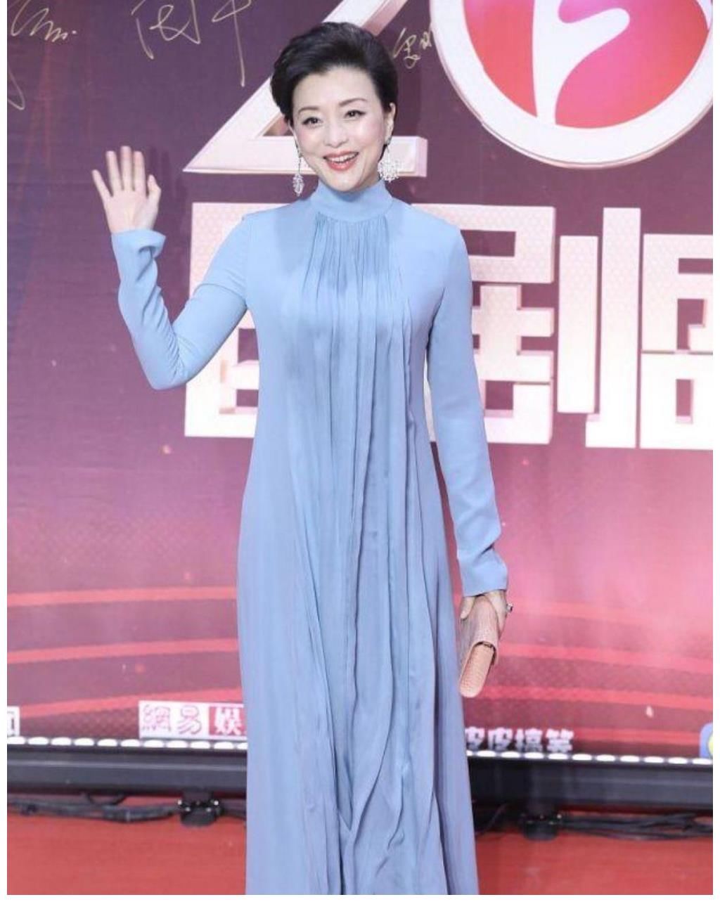 造型|杨澜即使年过半百,穿横条纹外套内搭高领毛衣,尽显高级气质