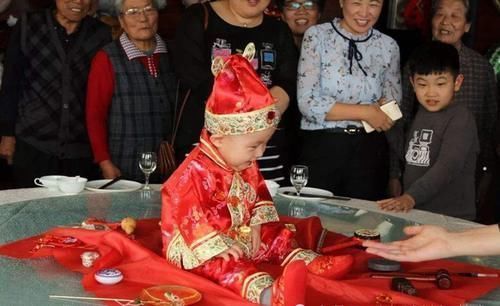 奶奶|孙子抓周,最后抓的却是奶奶随便放下的一物件,大家笑容都僵住了