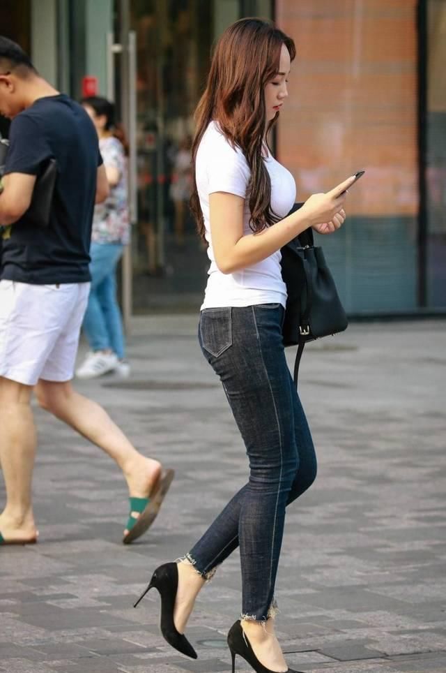 美女|街拍美女小姐姐牛仔裤背影,身材凹凸有致,路人回头率超高