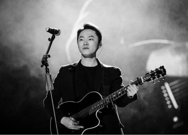8季《好声音》冠军，只剩他俩有姓名，其余六人境遇凄凉