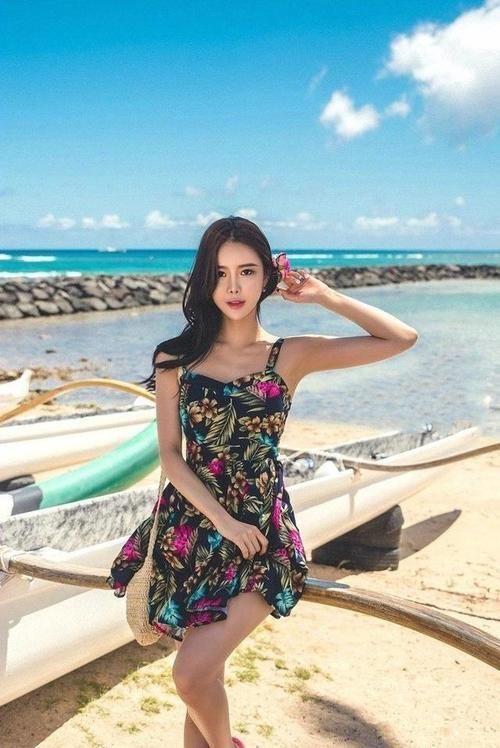 一袭碎花连衣裙,海滩漫步,画一个淡妆,把自己装扮的美美哒#遇见好身材#