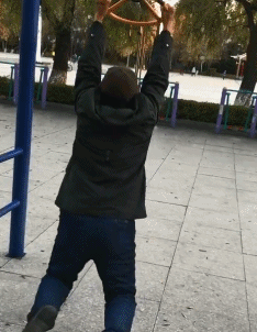 |搞笑GIF:当它坐下水花飞溅的那一刻,一看就是大佬