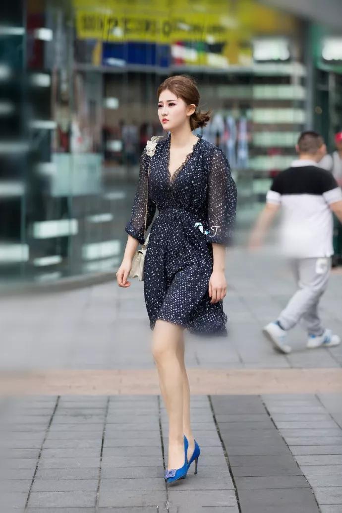 小姐姐 吊带连衣裙比较修身,不过搭配一双绑带凉鞋,非常的显气质