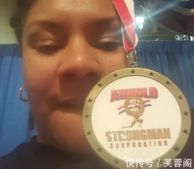 镜报|“世界最强筋肉女”力能举起一只河马，自称变壮都因一个意外