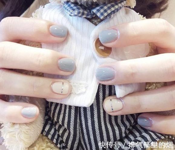 高级感十足的烟灰色和奶灰色美甲图片,时尚显白,拒绝平庸