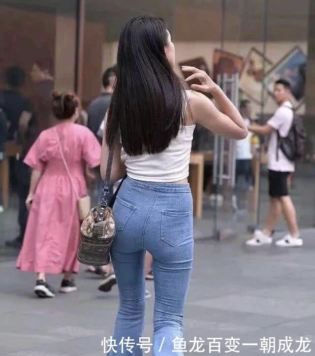 修身|紧身牛仔裤设计简单大方,穿起来修身显瘦,尽显优雅气质