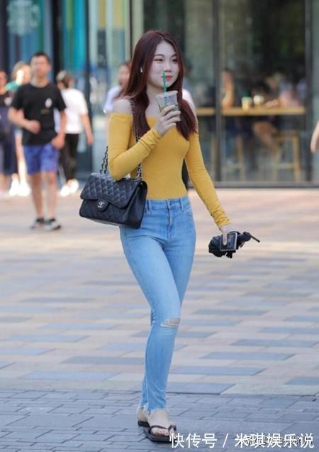 紧身牛仔裤 亮眼的一字肩针织衫,搭配时髦破洞紧身牛仔裤,大方减龄有魅力