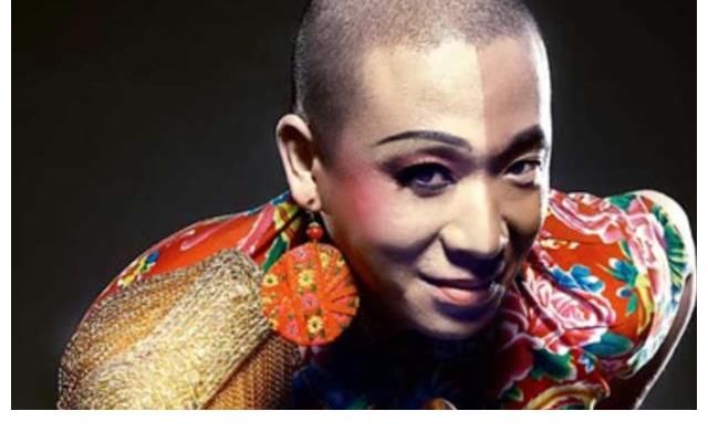 从保安到“摇滚教母”,还是中老年美妆博主,梁龙的人生有多神奇