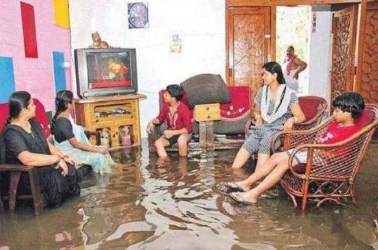 印度姑娘!印度姑娘在中国同学家中做客,坦言太穷了,连大彩电都没有