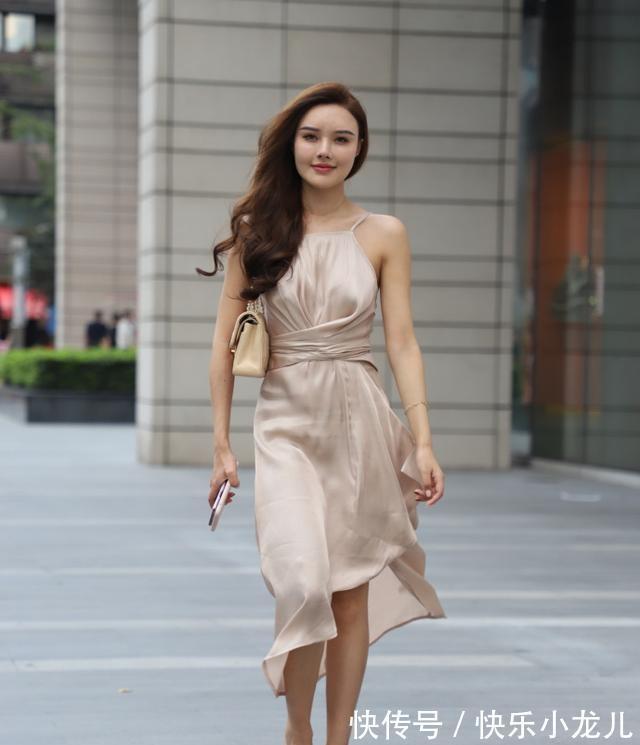 姑娘们 连衣裙的穿搭不挑人,展现高挑显瘦身材,耐看又精致