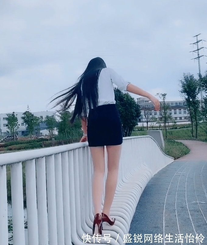 红色高跟鞋|穿着高跟鞋还调皮，真怕你崴脚！