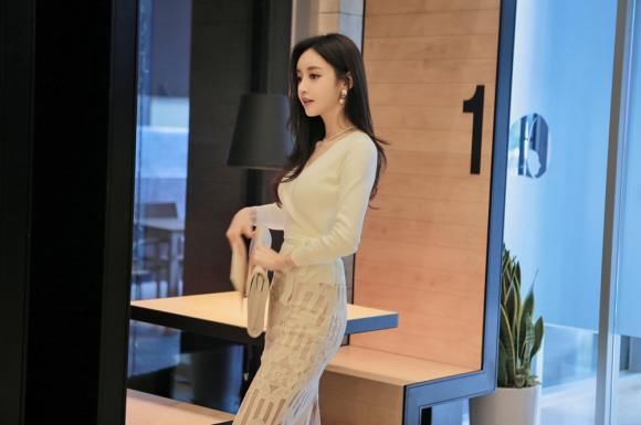 孙允珠长发飘逸气质典雅，穿V领长袖上衣搭镂空包臀裙，性感迷人