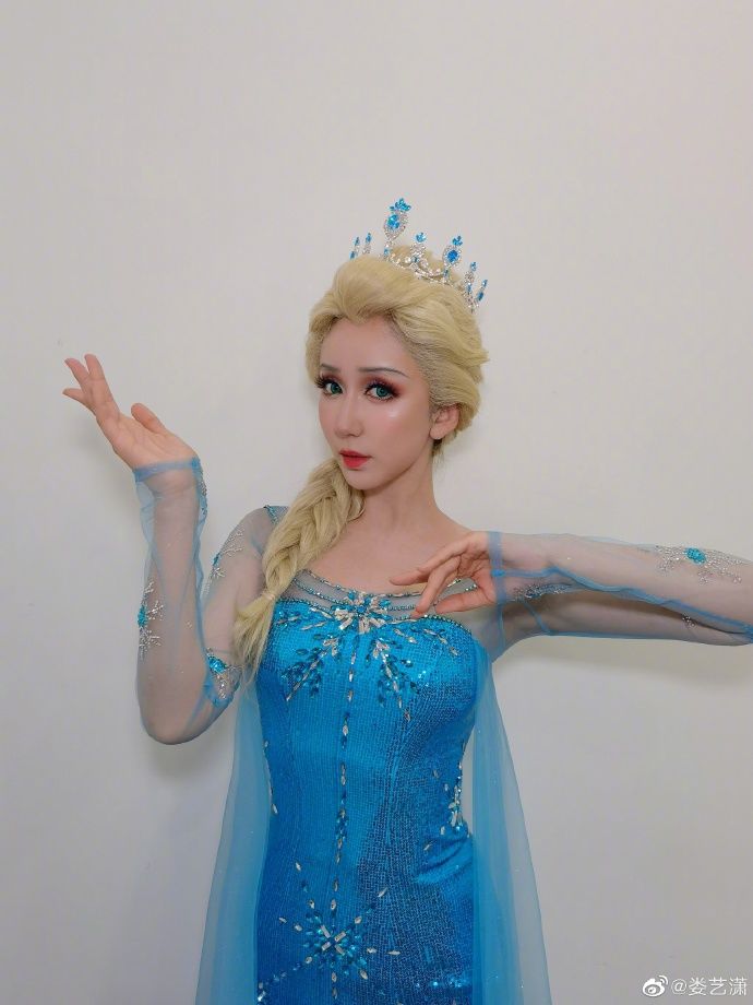 在逃公主!娄艺潇cos艾莎 妆容精致表情动作神似