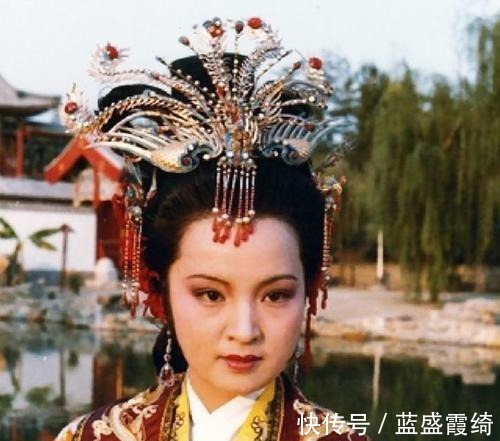 皇家@贾元春死后,太监送出一匹锦,贾母见后大吃一惊,贾府要完了!