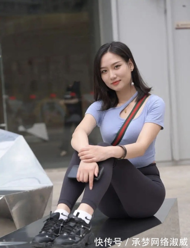 穿搭|穿健美裤显得“老土”?秋季穿搭要多变,既修身又青春时尚!