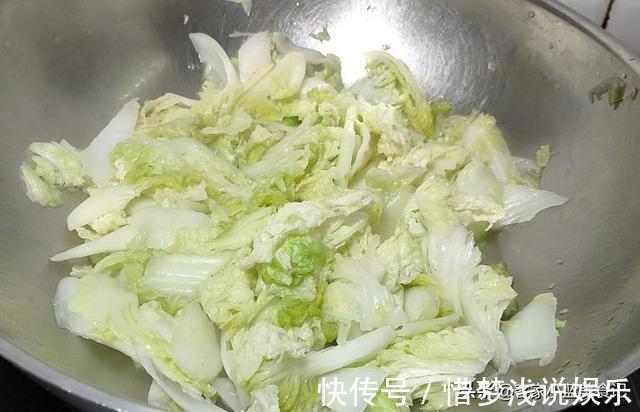解馋|1个白菜,2根腐竹,教你最好吃的做法,比大鱼大肉都香,真解馋