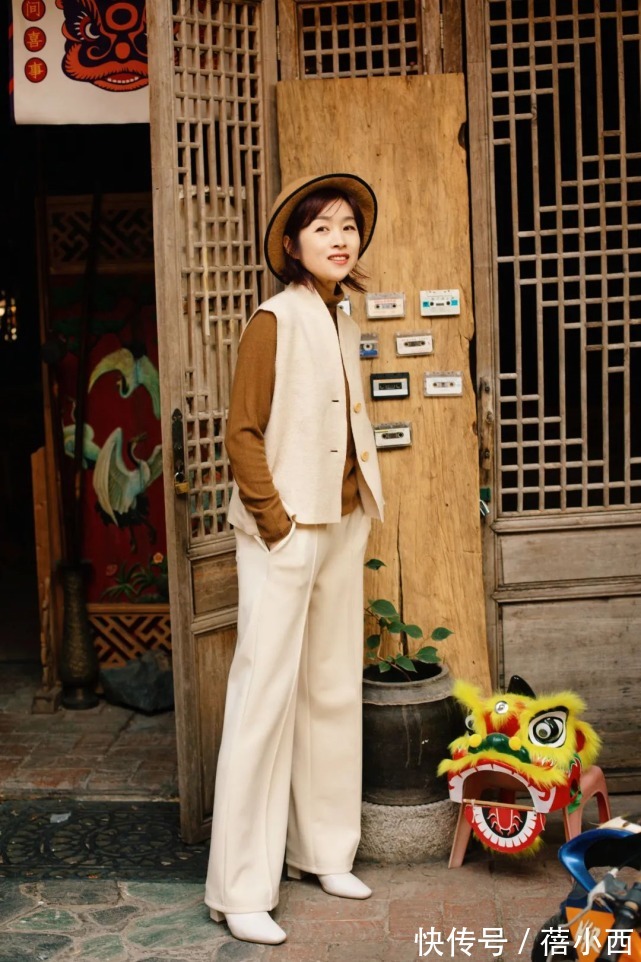 美眉 “小黑裤”out了!2022年最流行穿小白裤,学博主这样搭配很高级