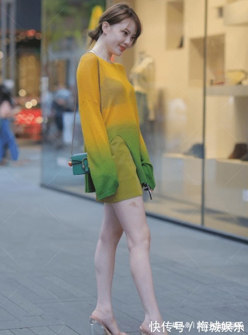 着装 美女一身渐变色的着装,时尚个性,散发出仙女的气质