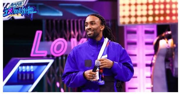 《这就是街舞》,王一博作为队长,相比第三季来说舞技在进步