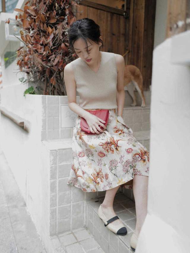 半身裙|今年秋天流行这样穿,无袖针织衫搭配印花裙简约洋气,还提气质