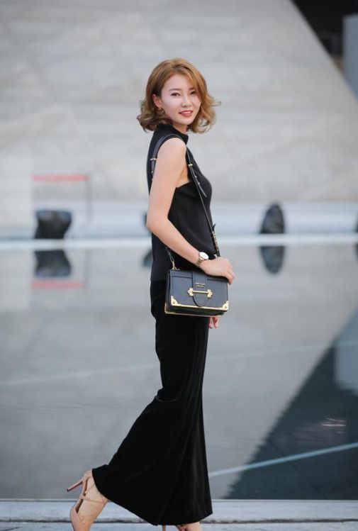 街拍:气质优雅的时尚辣妈,黑色的碎花长裙美丽大方