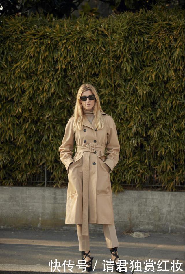 今秋“卡其色+风衣”被穿火了,经典时髦还高级,太适合中年女性