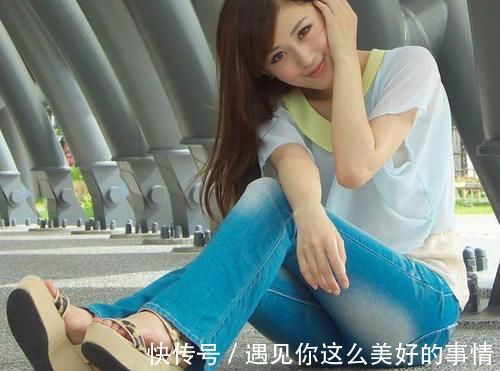 流连忘返|小姐姐穿上牛仔裤,展现自然随性的穿衣风格,让人流连忘返!