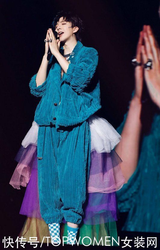 谁说灯芯绒显胖？这几套私服搭配搭的复古又高级，这时髦感超吸睛