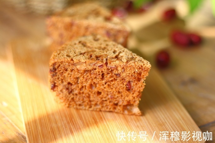 面粉只会做包子馒头不如做成发糕，一拌一蒸，又松软又香甜