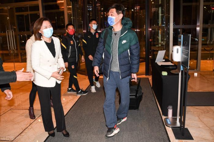 运动鞋|“鹏一期”9名教练抵达上海,李霄鹏衣品被吐槽,郑智上衣很吸睛
