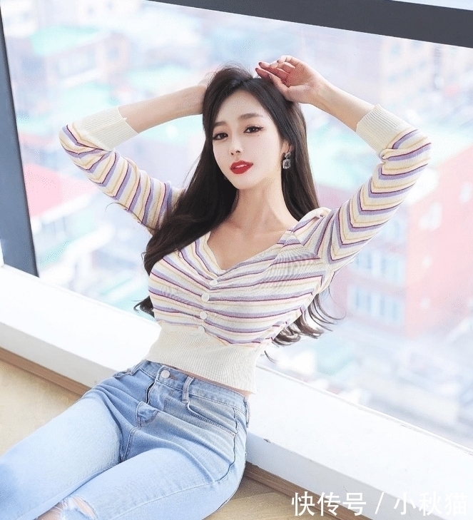 短款条纹线衫搭配牛仔裤,清新又迷人