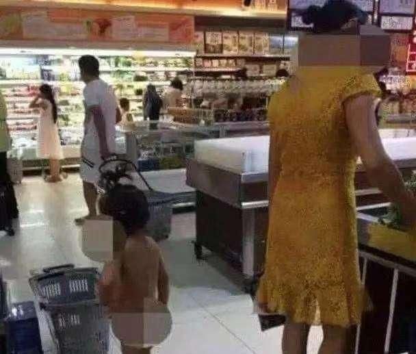妈妈|女孩“衣不蔽体”与妈妈逛超市，旁人连忙提醒，妈妈：多管闲事
