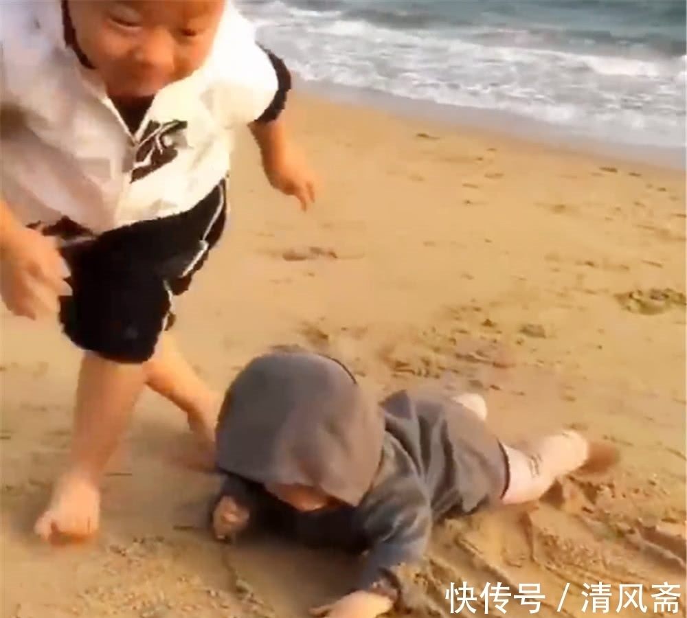 沙滩|奇闻:姐弟三人在沙滩上玩耍,接下来的画面,让人笑喷