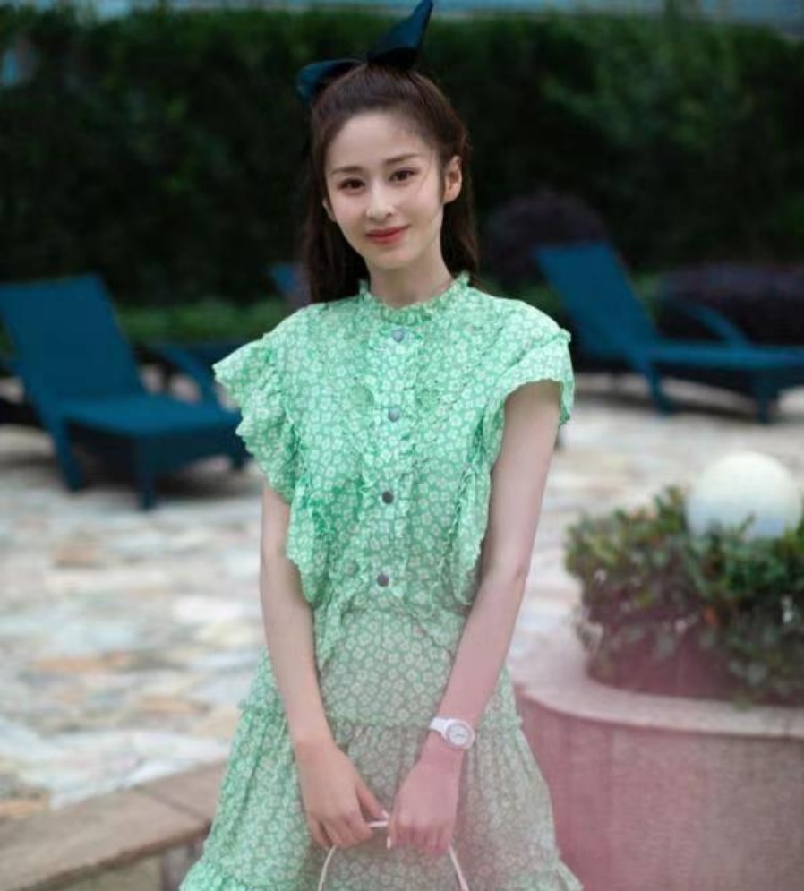 小姐姐|蓝盈莹又“火”了，穿碎花连衣裙清新减龄，秀出“漫画腿”好抢镜