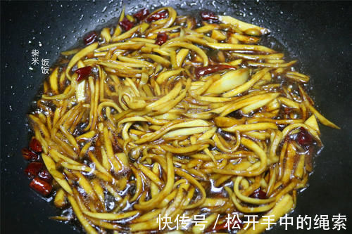 鲜香|这两种食材是绝配,大火一炒,2分钟出锅,不放肉却比肉香