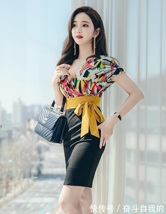 收腰 成熟性感,气质如兰的V领碎花收腰系穿搭!