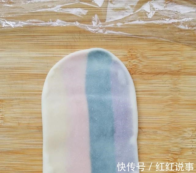 酥皮月饼|中秋来点不一样的,五彩月饼颜值高,酥软不腻味道好!