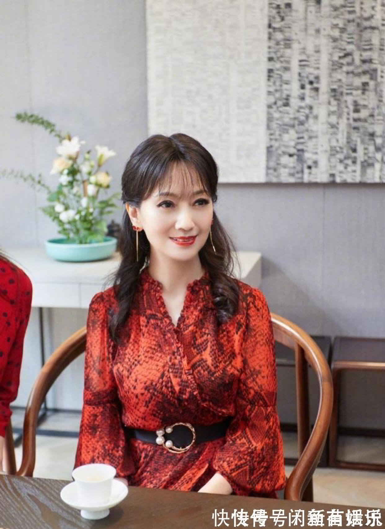 斜刘海 女人到50岁想要有气质，这4种发型尽量避开，容易显老还有大妈感