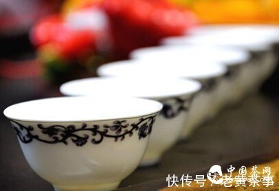 察颜观色，闻香尝味，懂品饮知品味