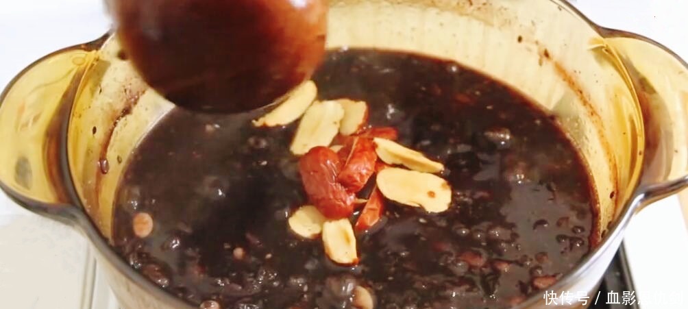 白发最怕这食材,隔天吃一回,头发乌黑亮丽,人人见了都夸漂亮!