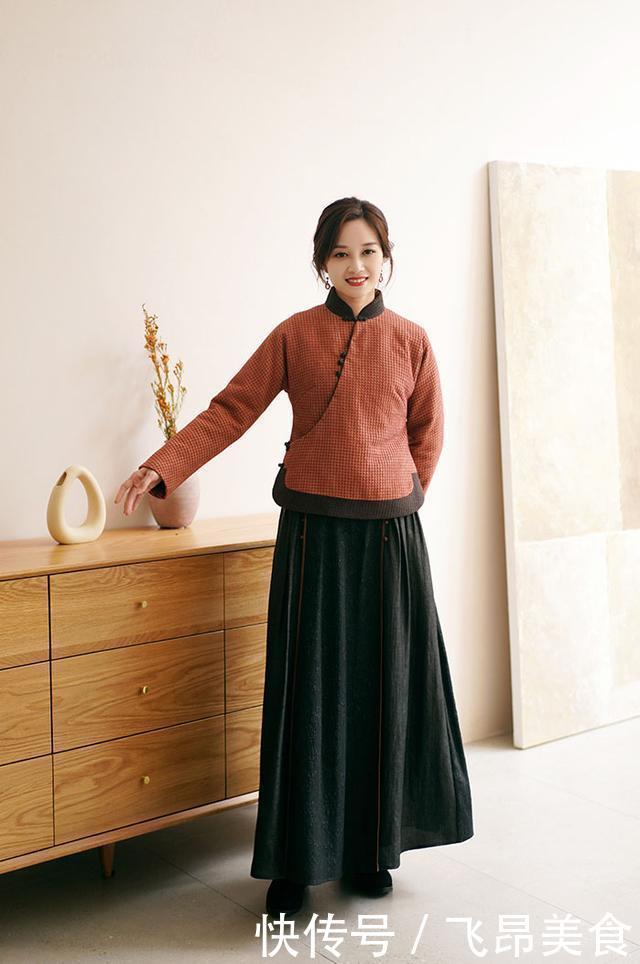 年过50岁的女人,冬天棉衣建议“买短不买长”,这样穿优雅减龄