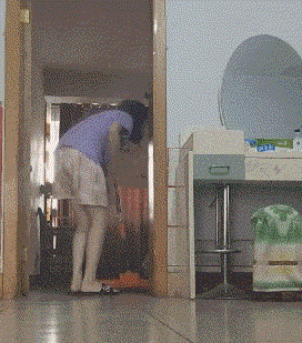 |搞笑GIF趣图:你说你想吓吓我,你怎么就撞上去了呢?