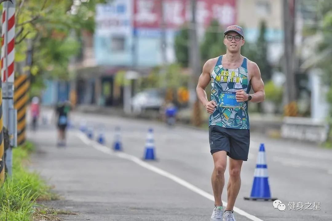 超硬核眼镜|超硬核眼镜小哥秀肌肉，筋肉身材太生猛了！