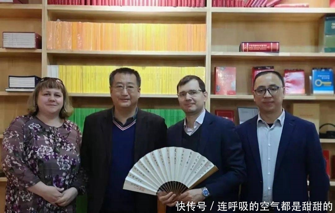 中国文化学者崔岱远散文《吃货辞典》在俄出版