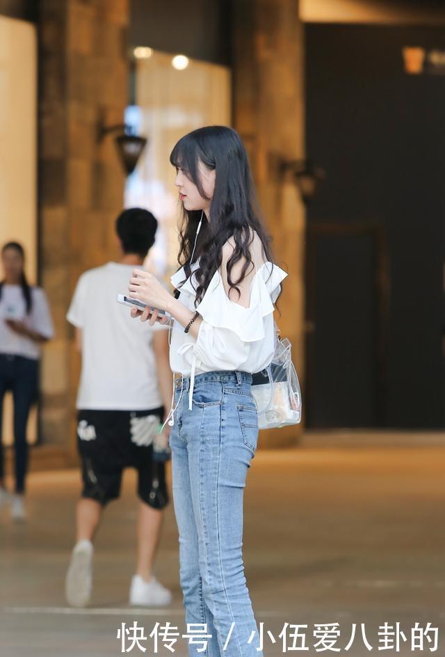 裙下摆|随性自然的瑜伽裤穿搭富有时尚感，展示美女白皙的肌肤，成熟稳重