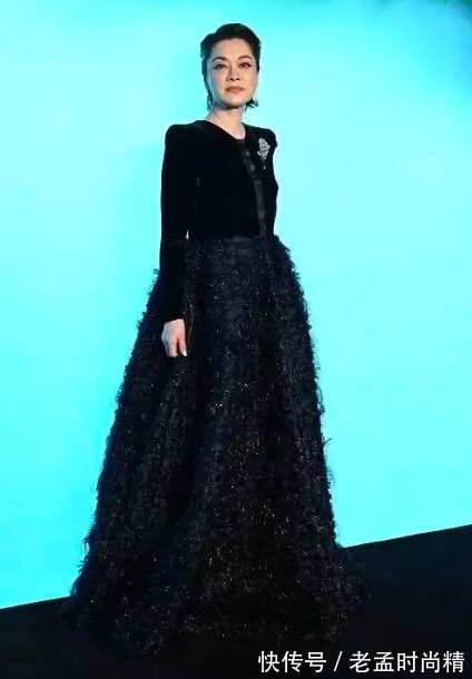 气质|毛阿敏越老气场越强,穿垫肩礼服飒气全开,一看就是不好惹的奶奶