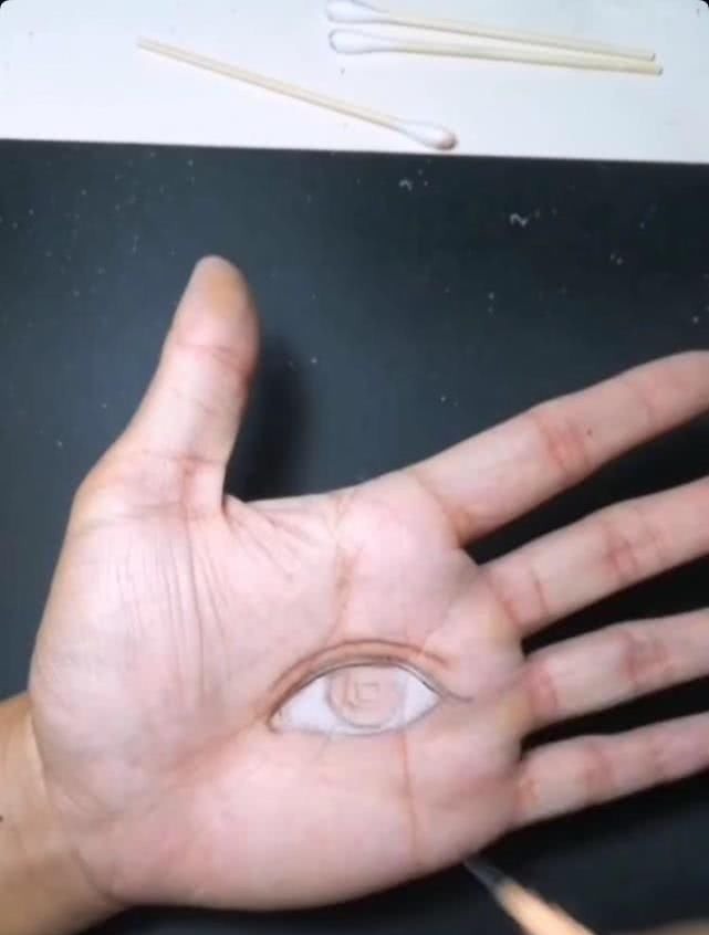 作画&美术生手掌作画,以为平淡无奇,看到最终成品后:让人心疼